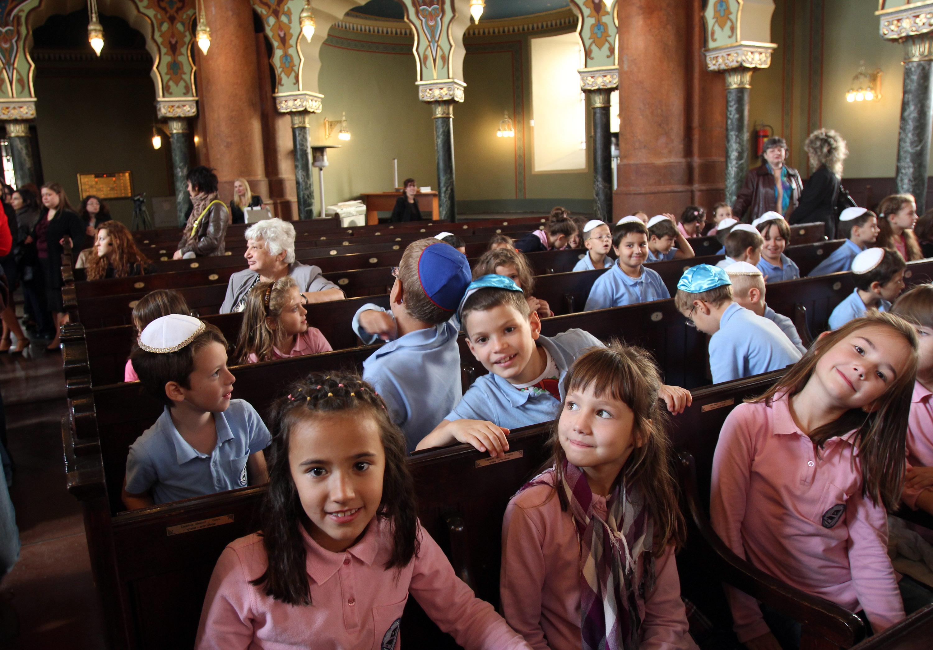 Орешарски посети Централната софийска синагога (СНИМКИ)