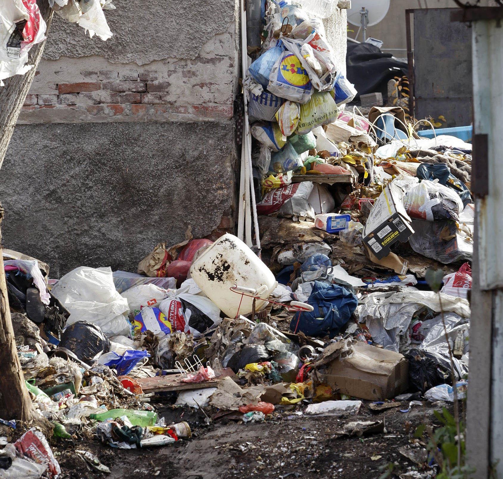Роми заринаха с боклук къща на комшия