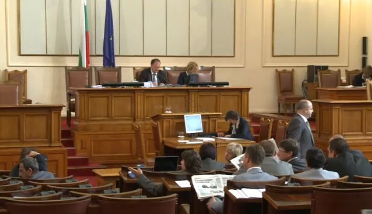 Докато в залата се броят поименно, герберите внесоха искане за оставката на Миков