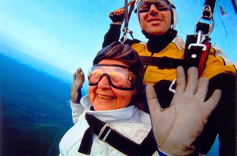 79-годишна баба скочи за 11-и път с парашут