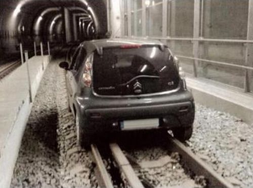 Пиян германец влезе с колата си в метрото