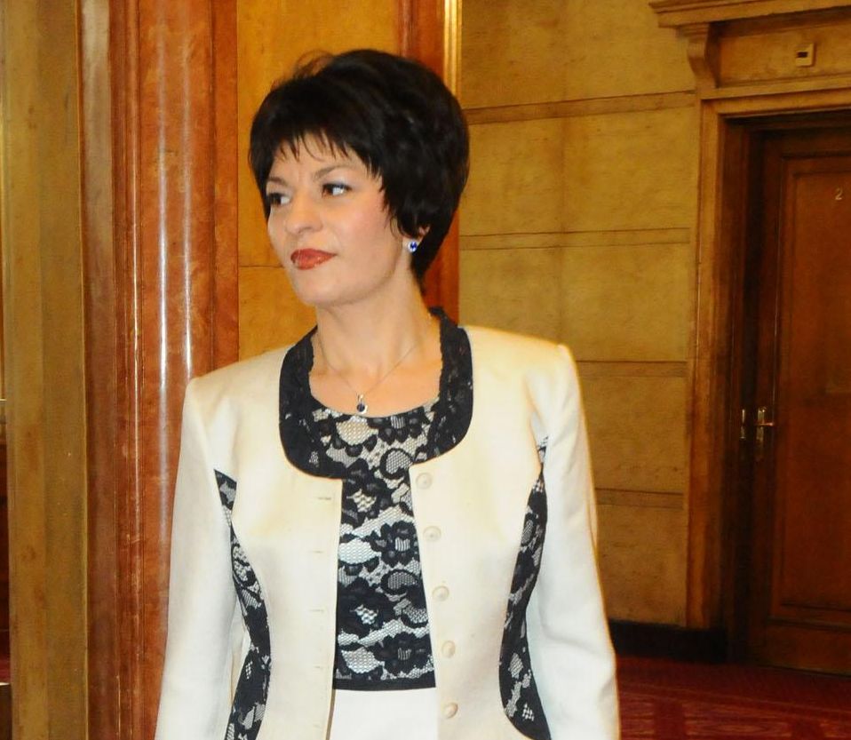 Десислава Атанасова: Депутатите не сме добитък, за да ни броят квестори 