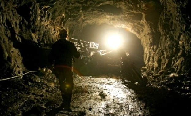 Миньори протестират на 300 метра под земята в Бургас