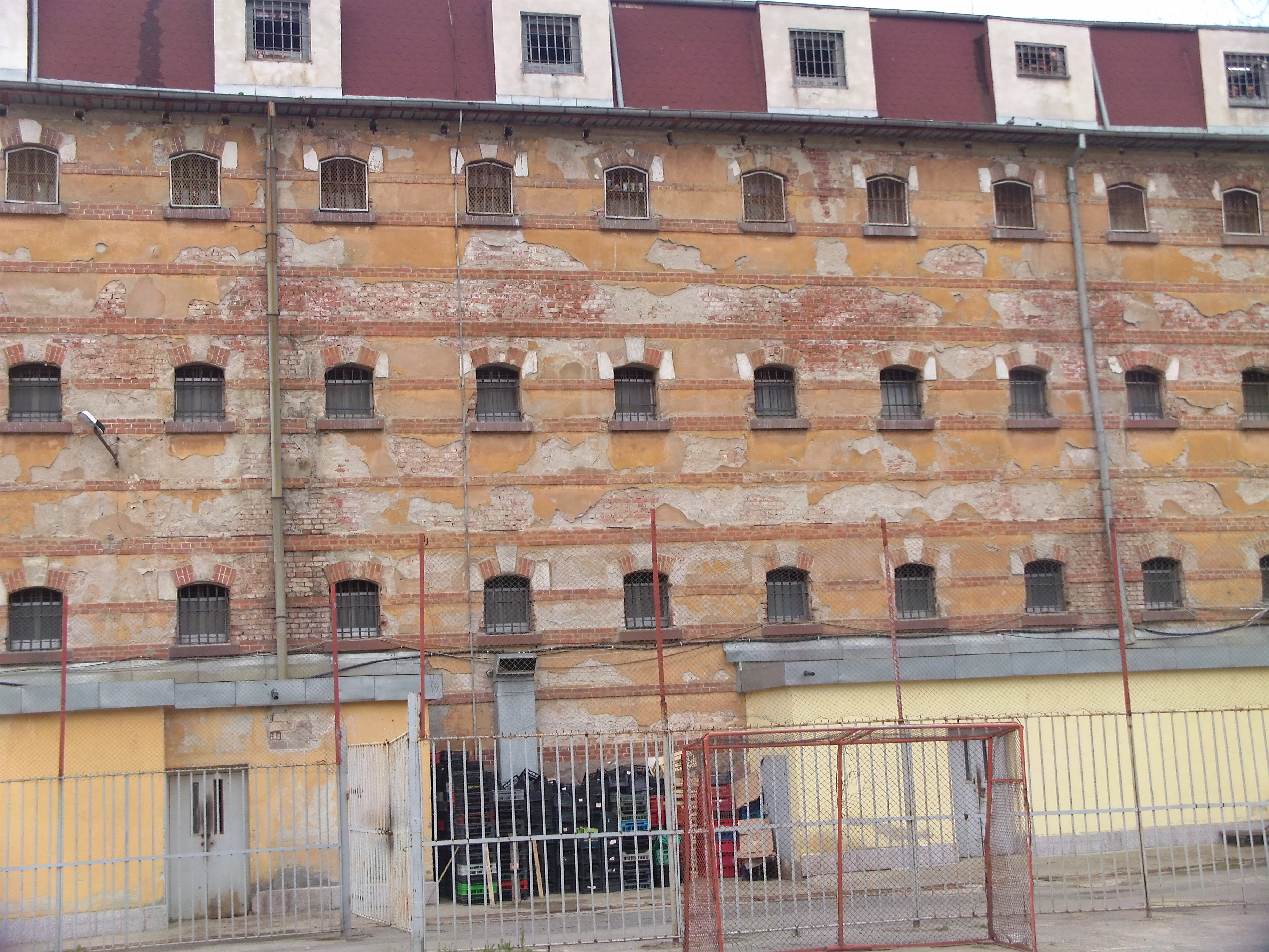 Първо в БЛИЦ: Убиец нападна надзиратели в Софийския затвор