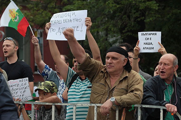 Протестиращи и контри със свирки и плакати обикалят парламента