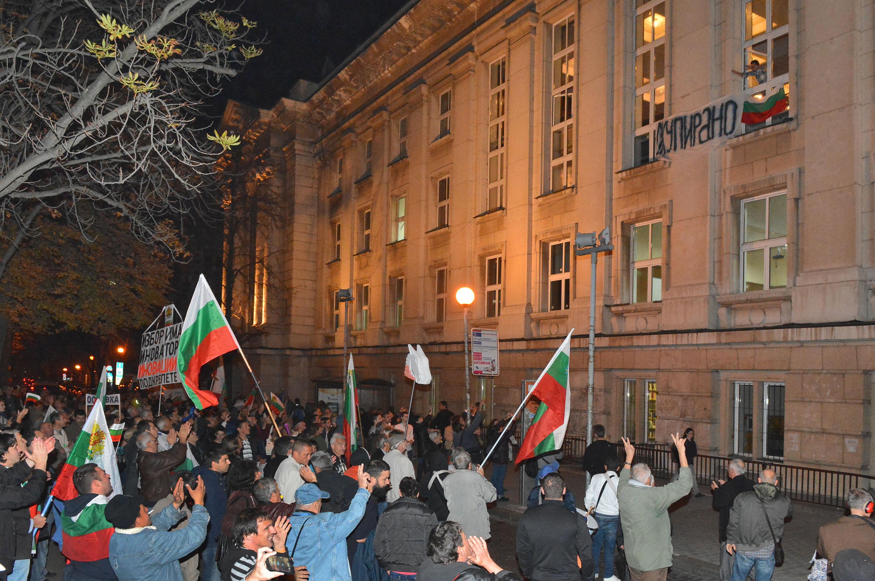Протестът блокира кръстовището пред Софийски университет