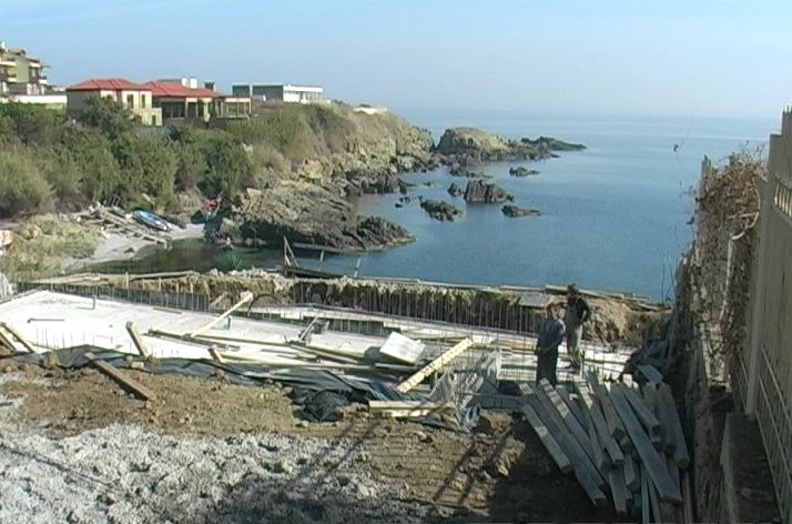  Долорес Арсенова изкърти скалите в залива „Св.Стефан“, копае басейн над морето