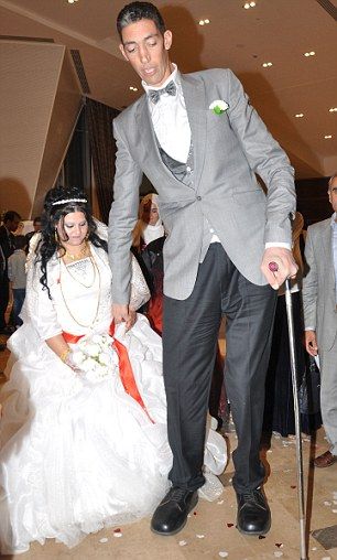 Най-високият мъж в света  надяна брачния хомот (ВИДЕО)