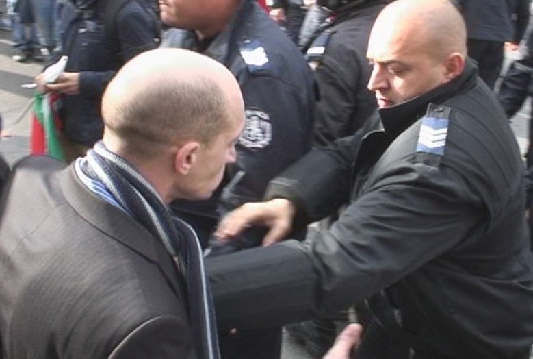 БЛИЦ TV: Полиция изблъска окупатори от кръстовището на &quot;Дондуков&quot; и &quot;Васил Левски&quot;