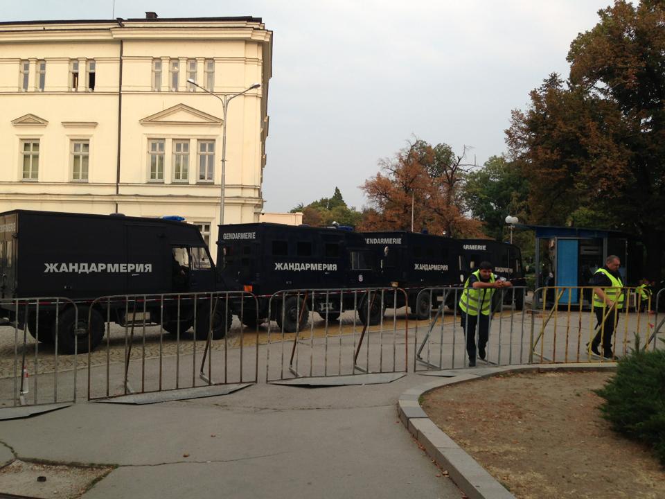 Метални заграждения и жандармерийски коли опасаха парламента