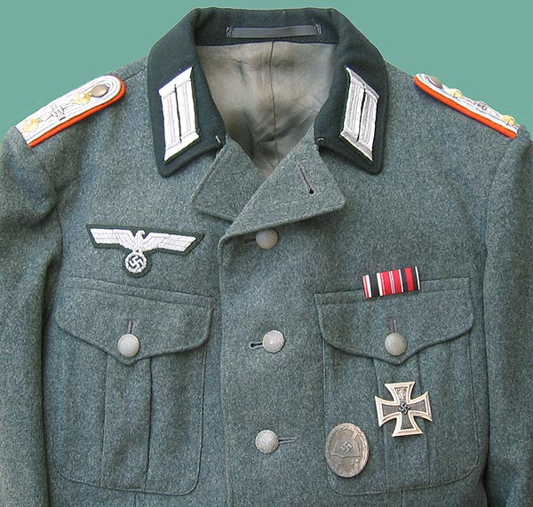 Мъж се разходи в мол с нацистка униформа