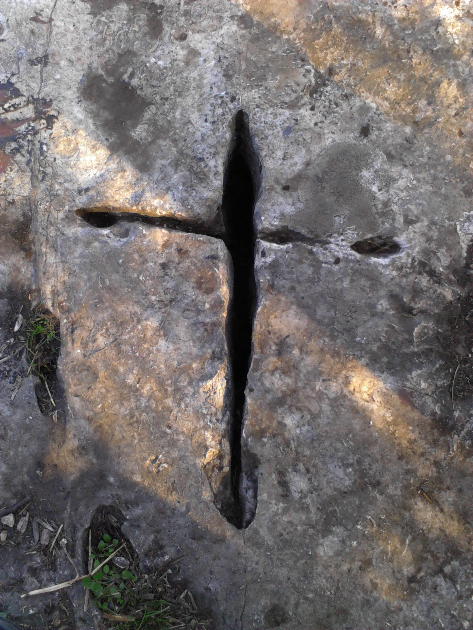 Еколог откри кръст върху скала, прие го за знамение
