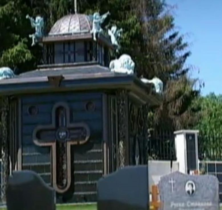 Погребват Мутафчийски в цветна гробница за 20 000 лева 