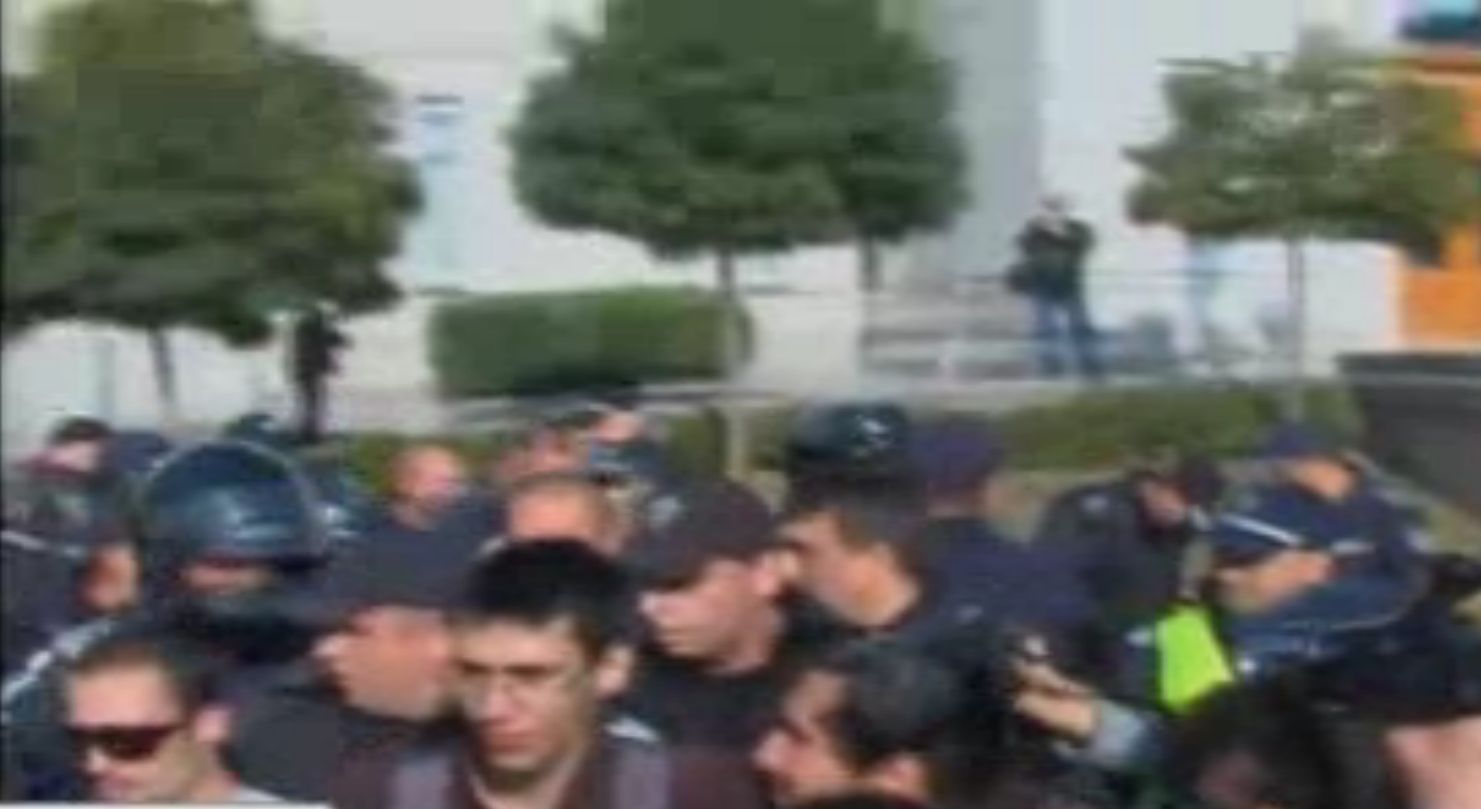 Протестиращи и полицаи в схватка за загражденията