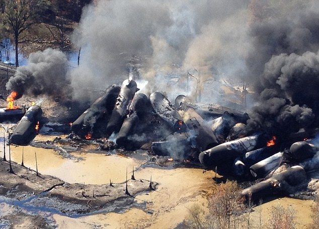 Драматични кадри: Влак, превозващ суров петрол, дерайлира и изгоря (СНИМКИ)