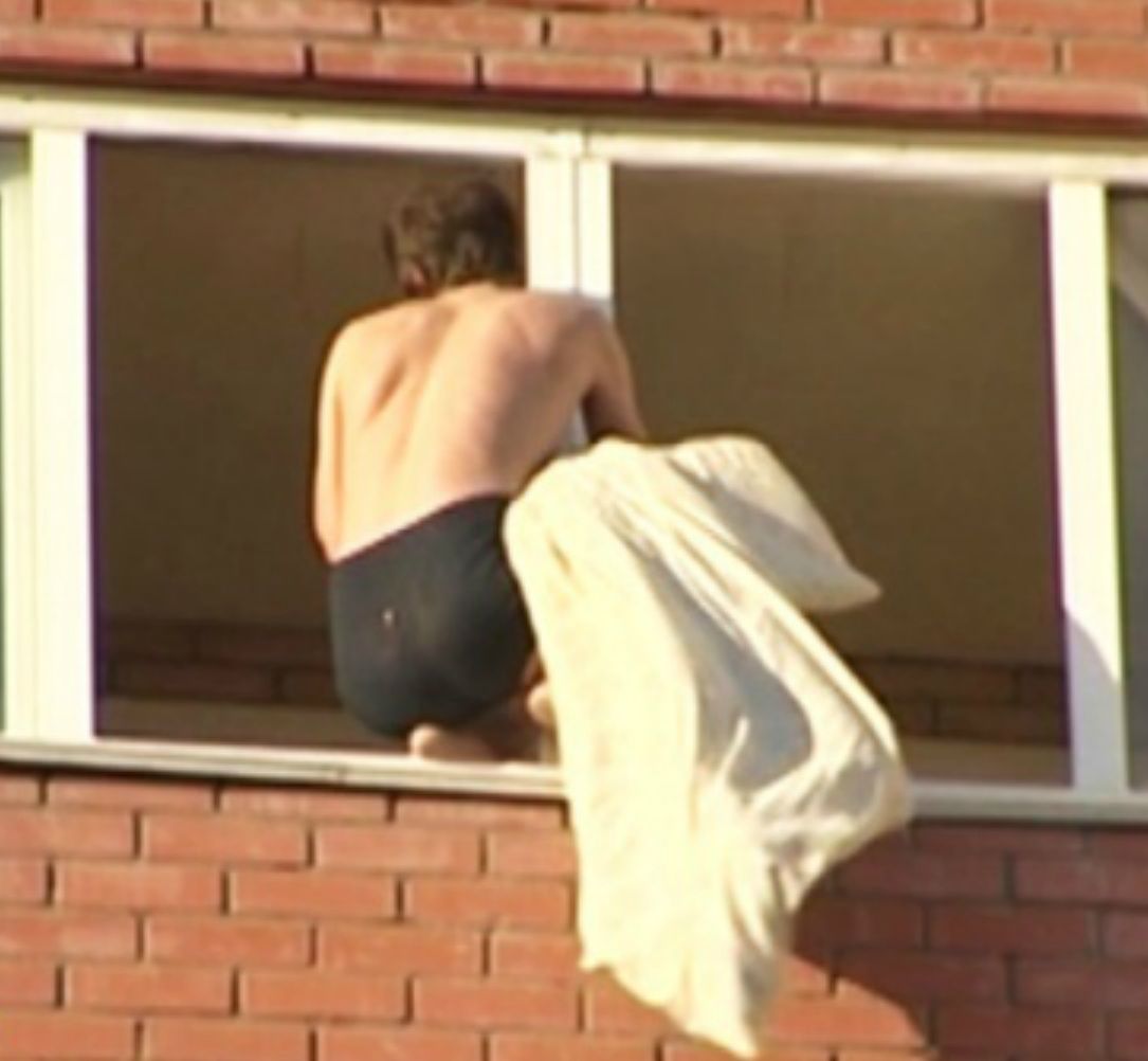 Самоубиец по долни гащи скача от 11 етаж заради интервю (ВИДЕО)
