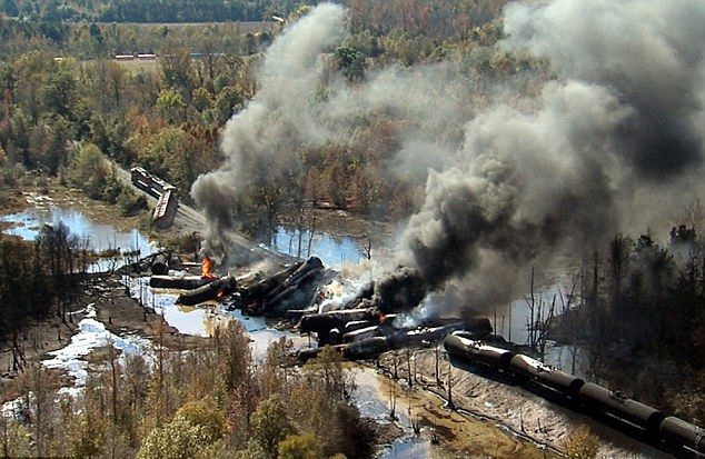 Драматични кадри: Влак, превозващ суров петрол, дерайлира и изгоря (СНИМКИ)