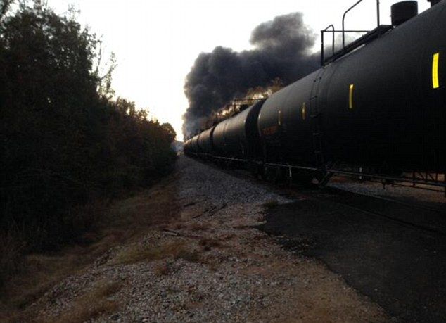 Драматични кадри: Влак, превозващ суров петрол, дерайлира и изгоря (СНИМКИ)
