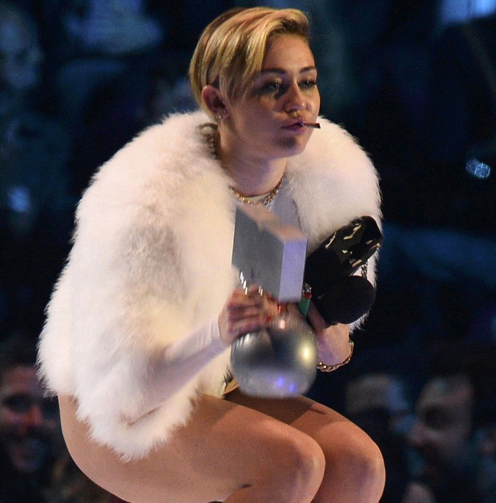Скандално! Майли Сайръс запали коз на сцената на MTV Europe Music Awards (СНИМКИ/ВИДЕО)