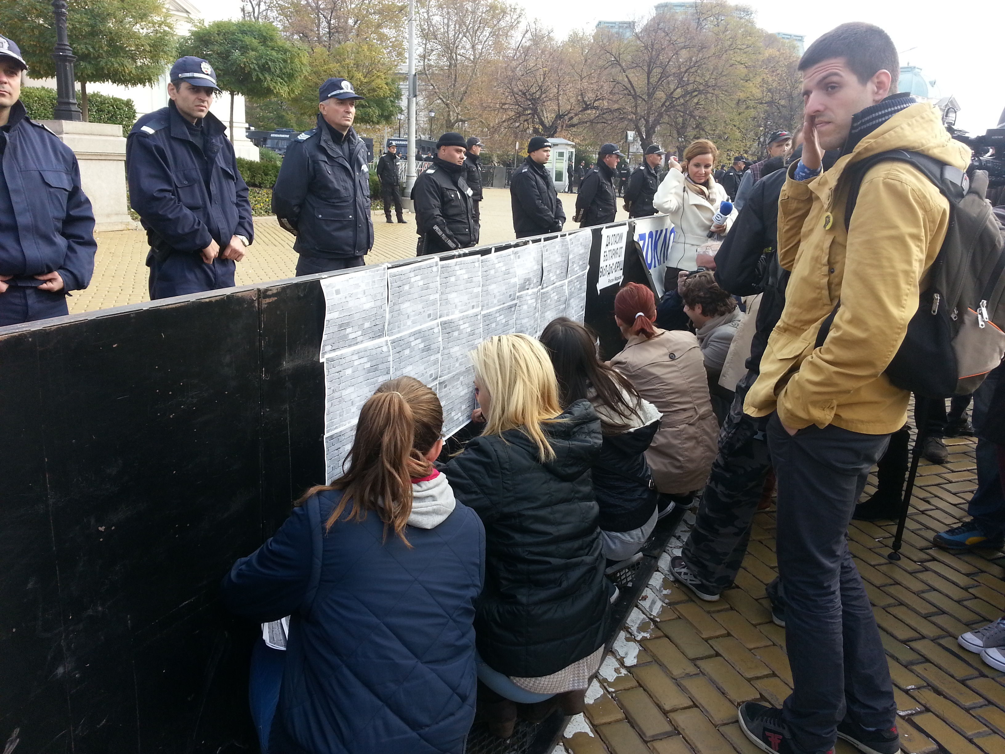 Първо в БЛИЦ: Студенти &quot;тапицират&quot; Стената около парламента