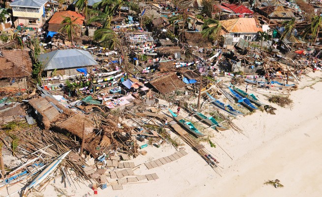 Жертвите на тайфуна във Филипините са близо 4500 души