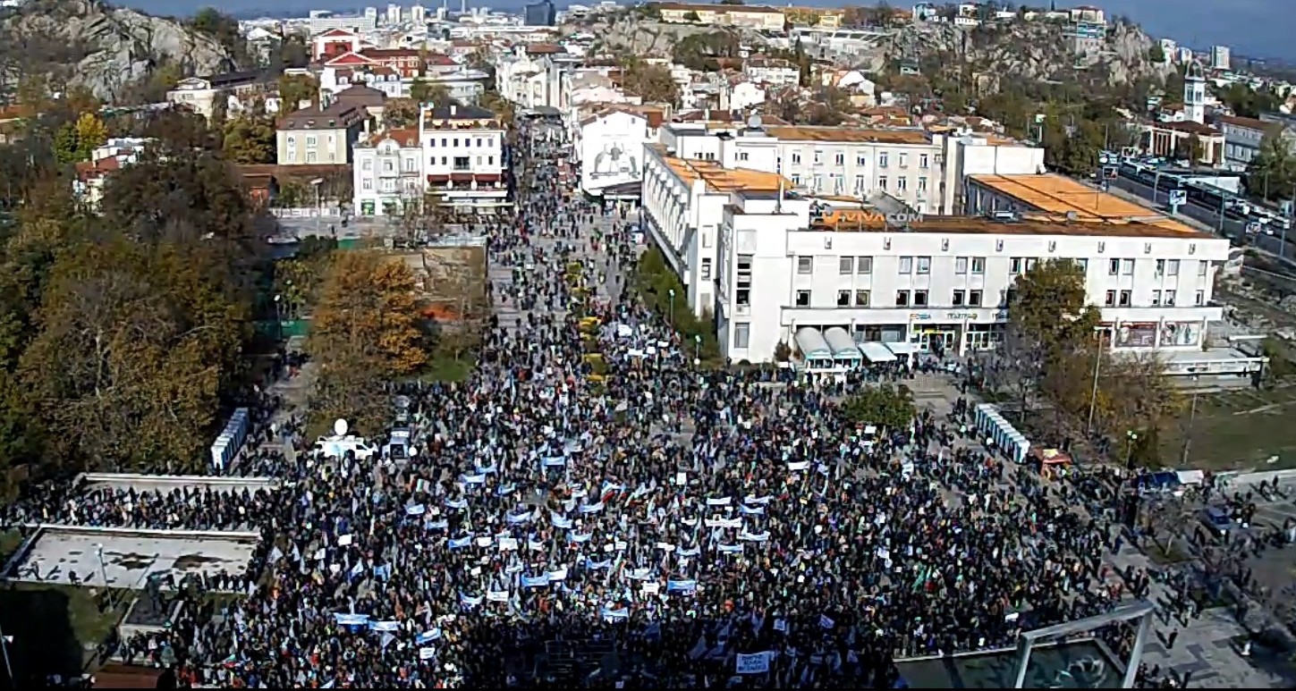 ГЕРБ се включи в състезанието - няколко хиляди на площада в Пловдив
