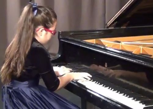 11-годишна българка поканена да свири в „Карнеги хол“, няма пари да замине