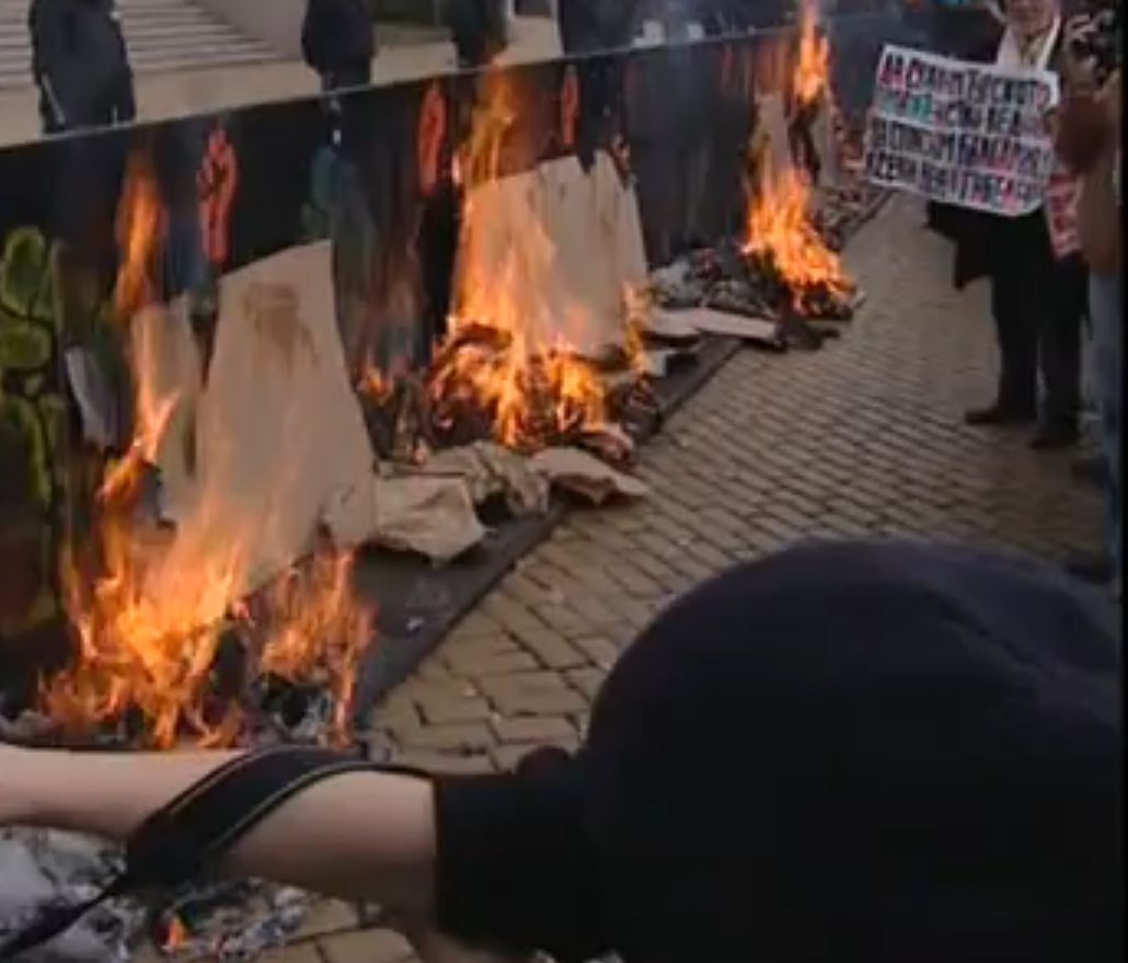 Подпалиха барикадите пред Народното събрание!