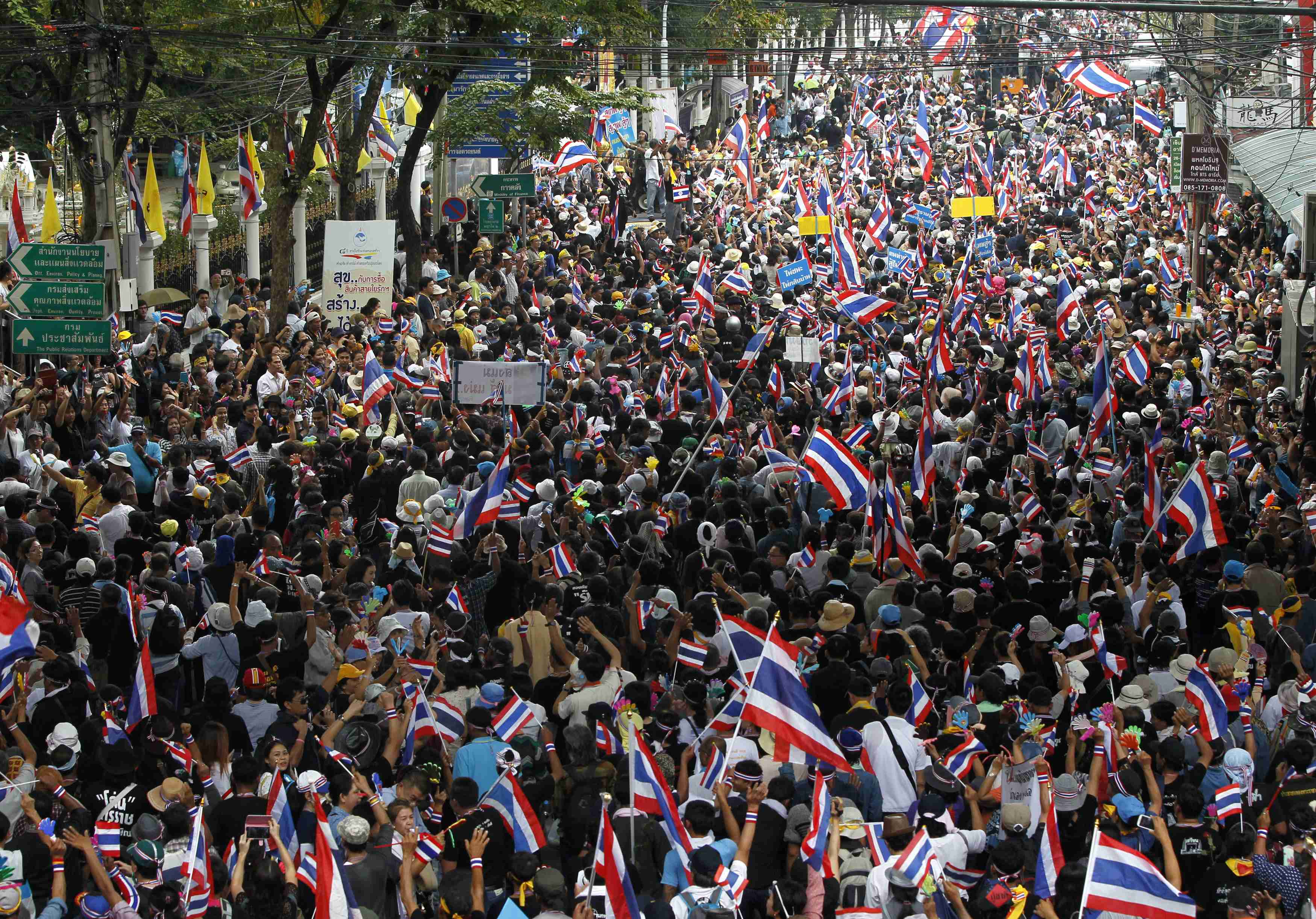 Банкок окупиран от 100-хиляден митинг (СНИМКИ/ВИДЕО)