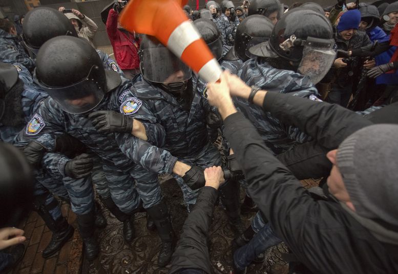 Кръв се лее в Киев! Има пострадали при сблъсъците на демонстранти с полицията 