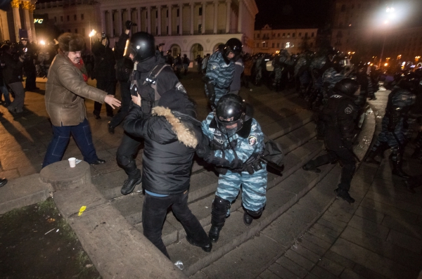 Хиляди се стичат на Михайловския площад в Киев (ВИДЕО)
