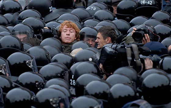 Протестиращи и полиция се бият в Украйна