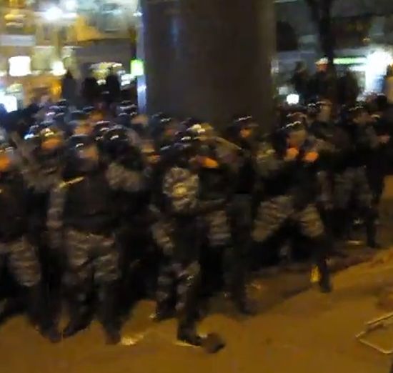 Протестиращи пробваха да бутнат паметника на Ленин в Киев (ВИДЕО)