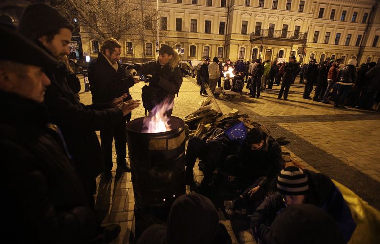 Протестиращите в Киев укрепват барикадите в очакване на удара