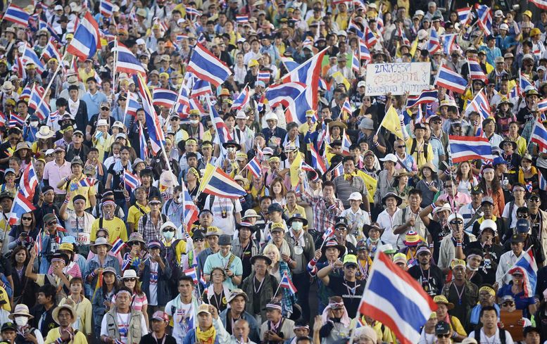 Премиерът на Тайланд разпусна парламента преди „битката за революцията“