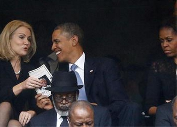 Обама не само хихикал, но и палаво потупвал датската премиерка на погребението на Мандела 