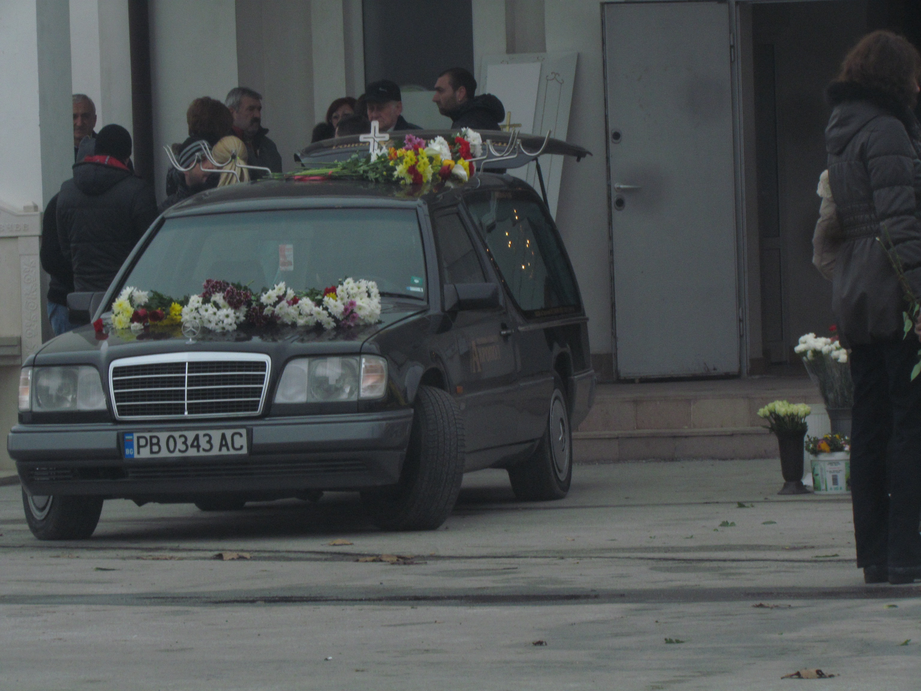 В бял ковчег погребаха Илиян от катастрофата край Бачково (СНИМКИ)