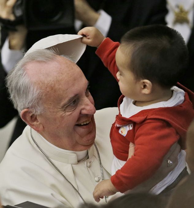Папата отпразнува рождения си ден с бездомници
