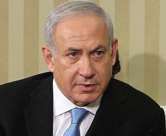 Подкупвали Нетаняху с "незаконни подаръци", полицията го разпитва