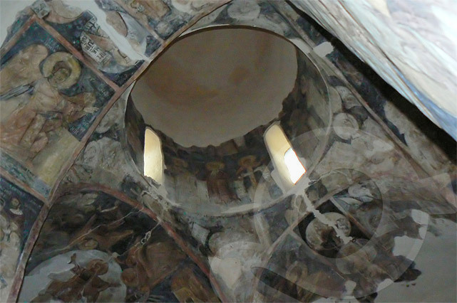 Невероятни стенописи в Земенския манастир 
