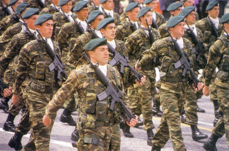 Гърция праща военни на границата с Албания