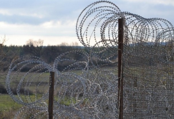 Режем с бръсначи щурмуващите 33-километровата ограда на границата