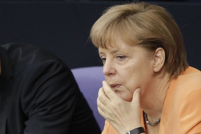 Контузена, но дееспособна, Меркел ще участва в правителствено заседание в сряда 