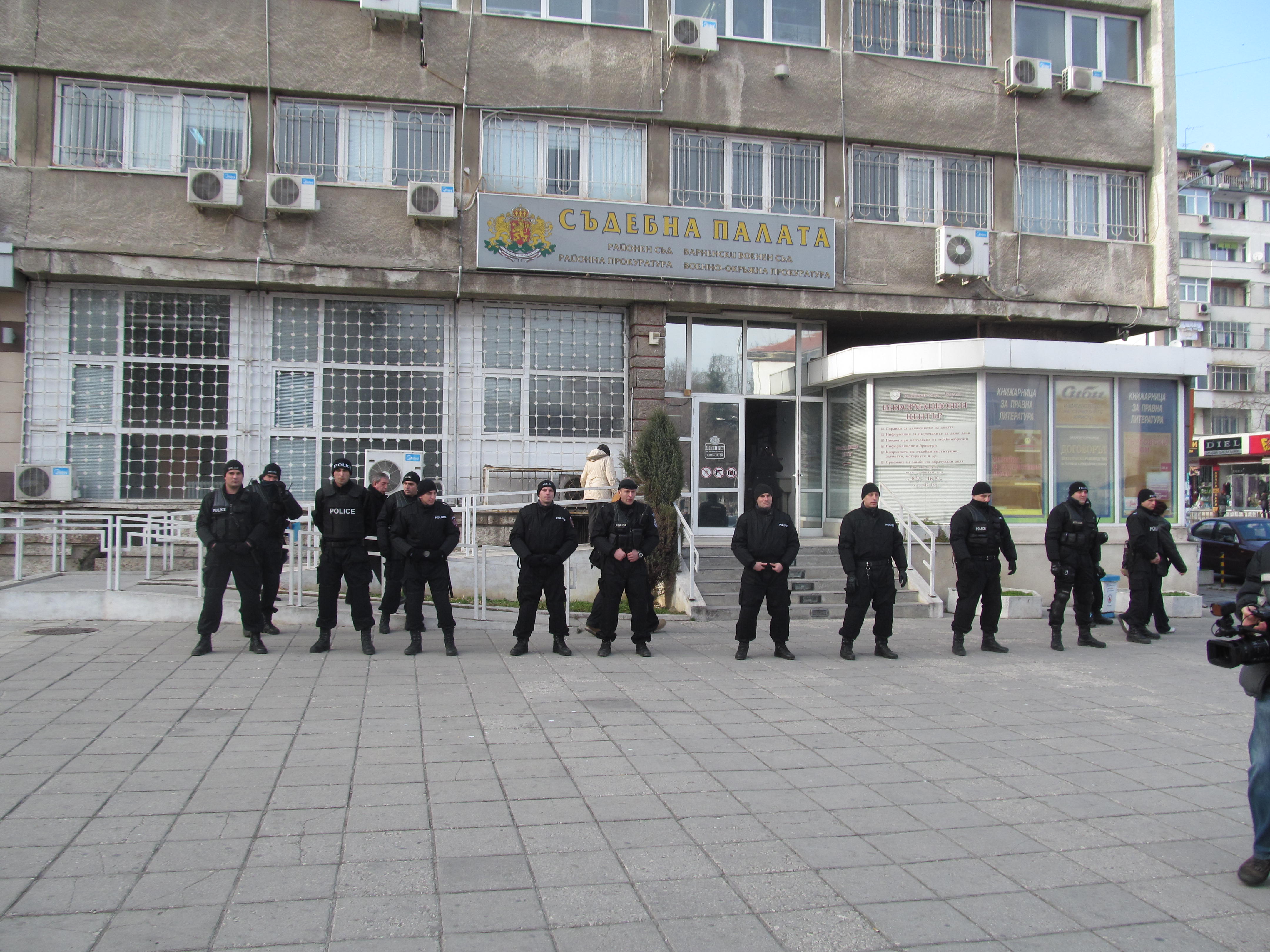 БЛИЦ TV: Вижте как &quot;Атака&quot; нахлува безпардонно в кабинета на районен прокурор №1 на Варна