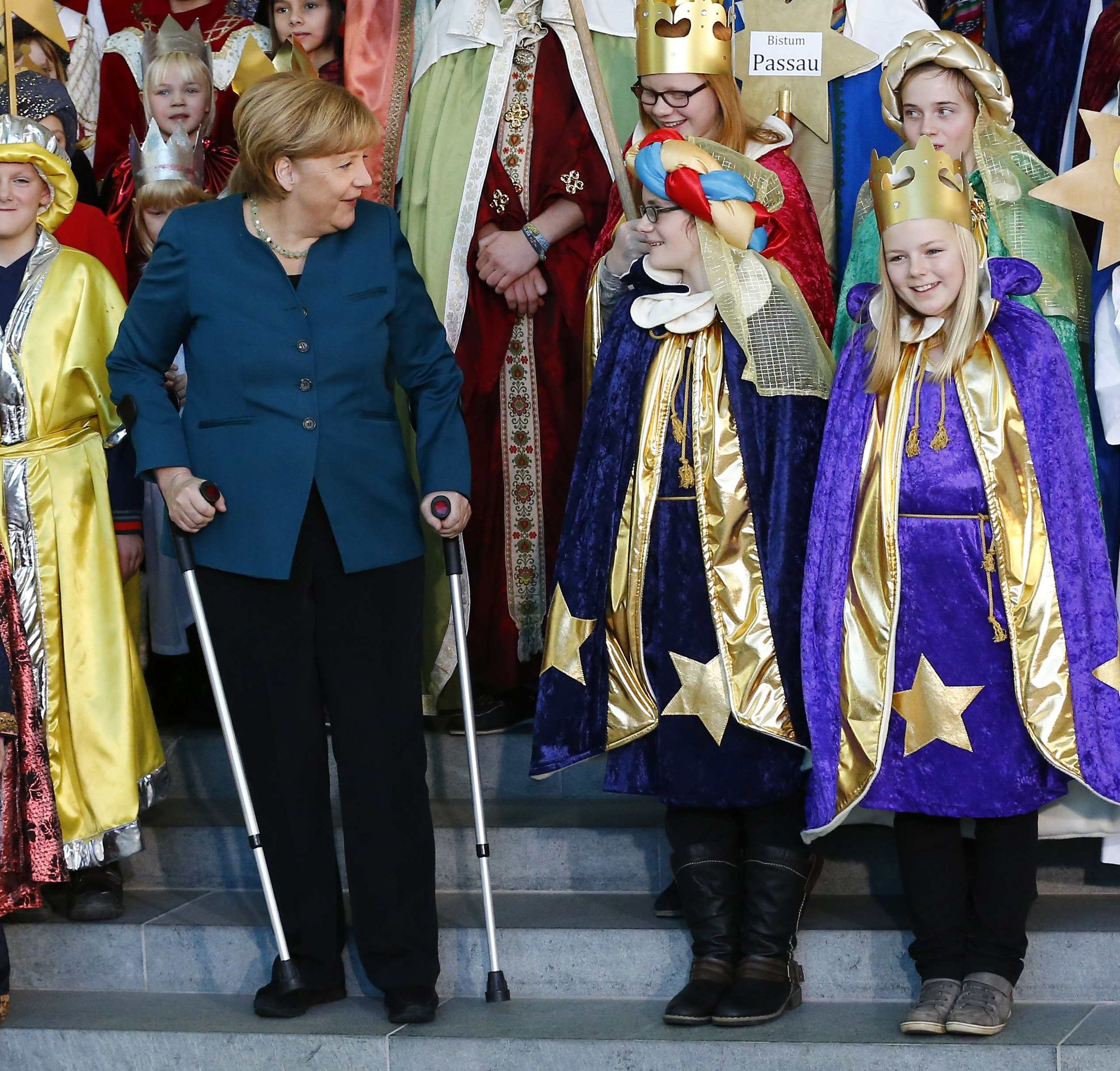 Вижте Меркел с патерици (СНИМКИ)