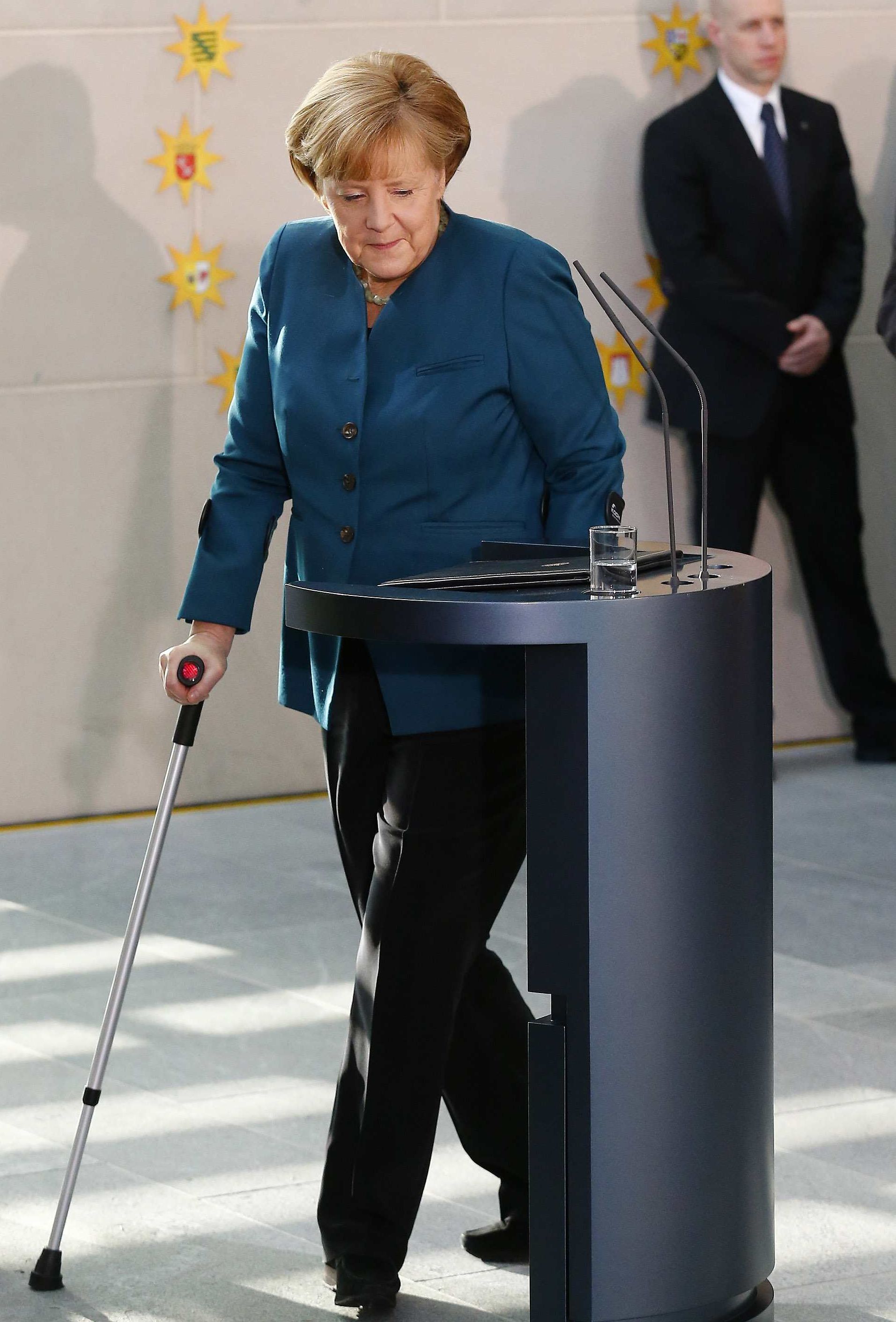 Вижте Меркел с патерици (СНИМКИ)