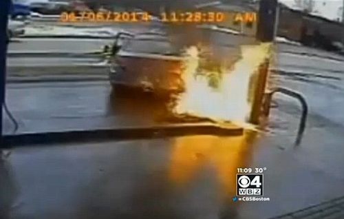 Пенсионер прегази бензинджия и опожари бензиноколонка с колата си (ВИДЕО)