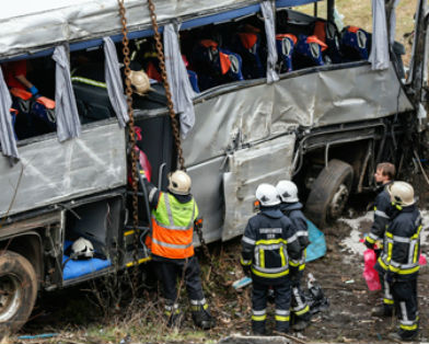 Автобус с деца се преобърна, три от тях са в критично състояние