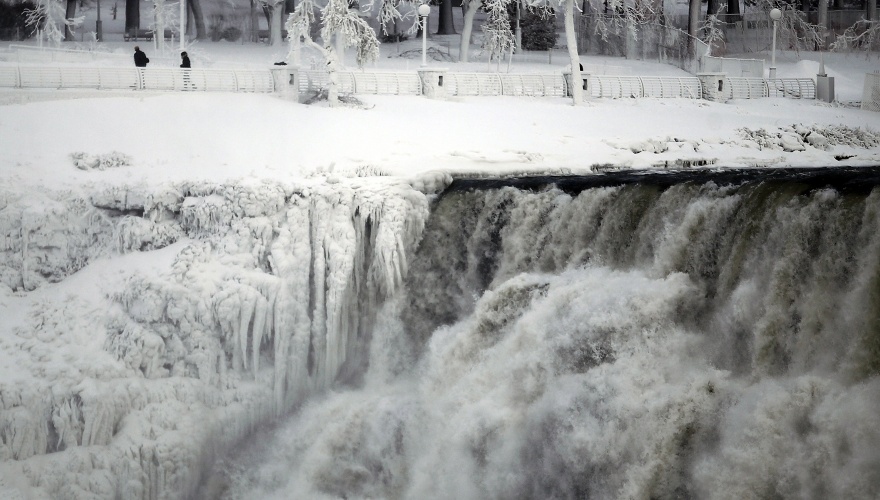Ето как замръзна Ниагарският водопад (СНИМКИ)