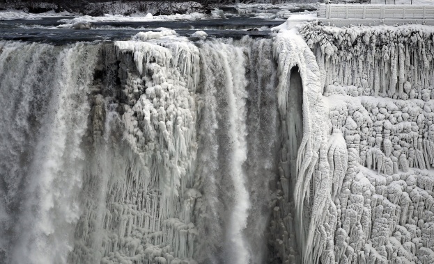 Ето как замръзна Ниагарският водопад (СНИМКИ)